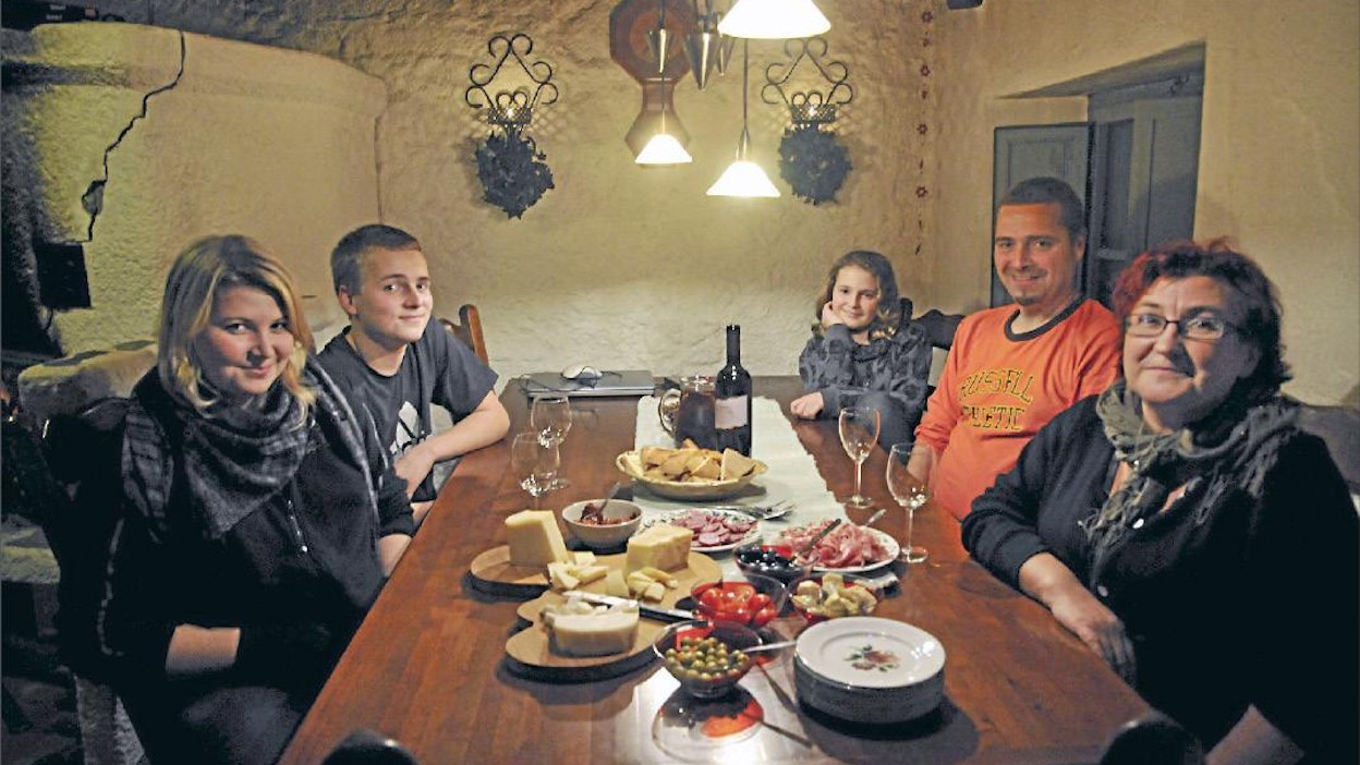 Mimmi, Eemeli, Emma, Vesa ja Sari Muikku pyörittävät maatilamatkailuyritystä Italian Toscanassa ja tarjoavat vieraille paikallisia herkkuja. Pentti Väistö
