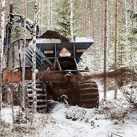 Ville Tervakoski levitti itse rakennetulla koneella tuhkaa Kärsämäen metsiin pari viikkoa sitten.
