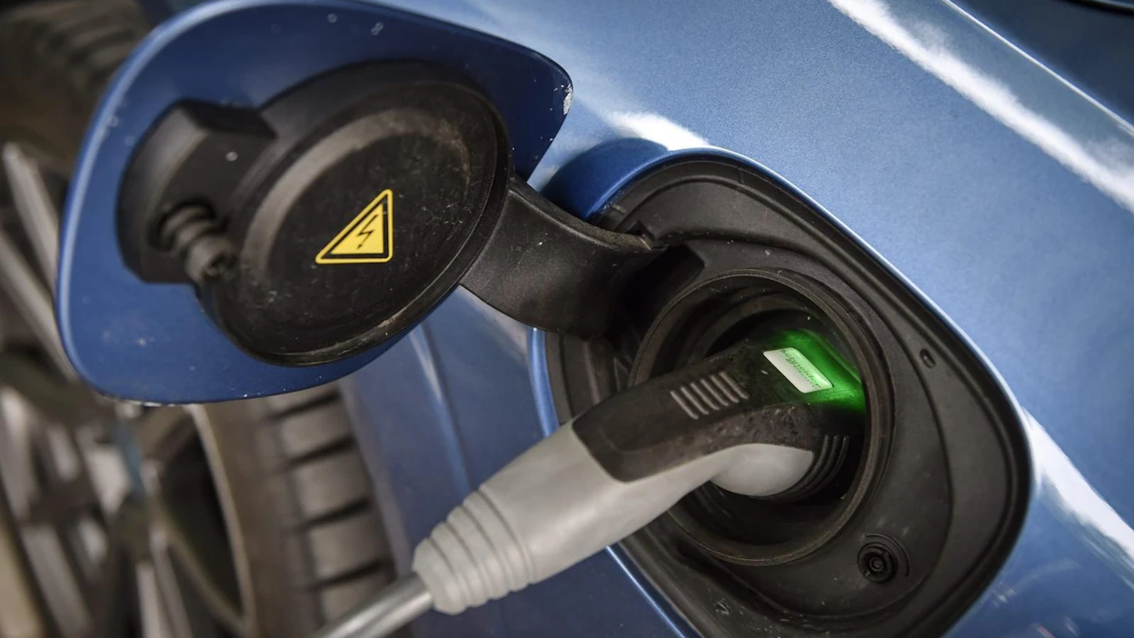 Tammi-huhtikuussa ensirekisteröidyistä henkilöautoista 4,5 prosenttia oli ladattavia hybridejä, kun täyssähköautojen osuus jäi 1,7 prosenttiin. LEHTIKUVA / EMMI KORHONEN