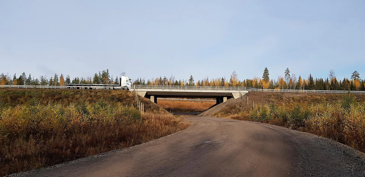 Kuvassa Hurtanmaan kohdalle rakennettu yhdistetty rinnakkaisliikenteen ja riistan alikulku.