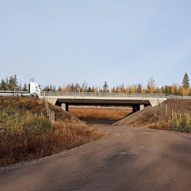 Kuvassa Hurtanmaan kohdalle rakennettu yhdistetty rinnakkaisliikenteen ja riistan alikulku.