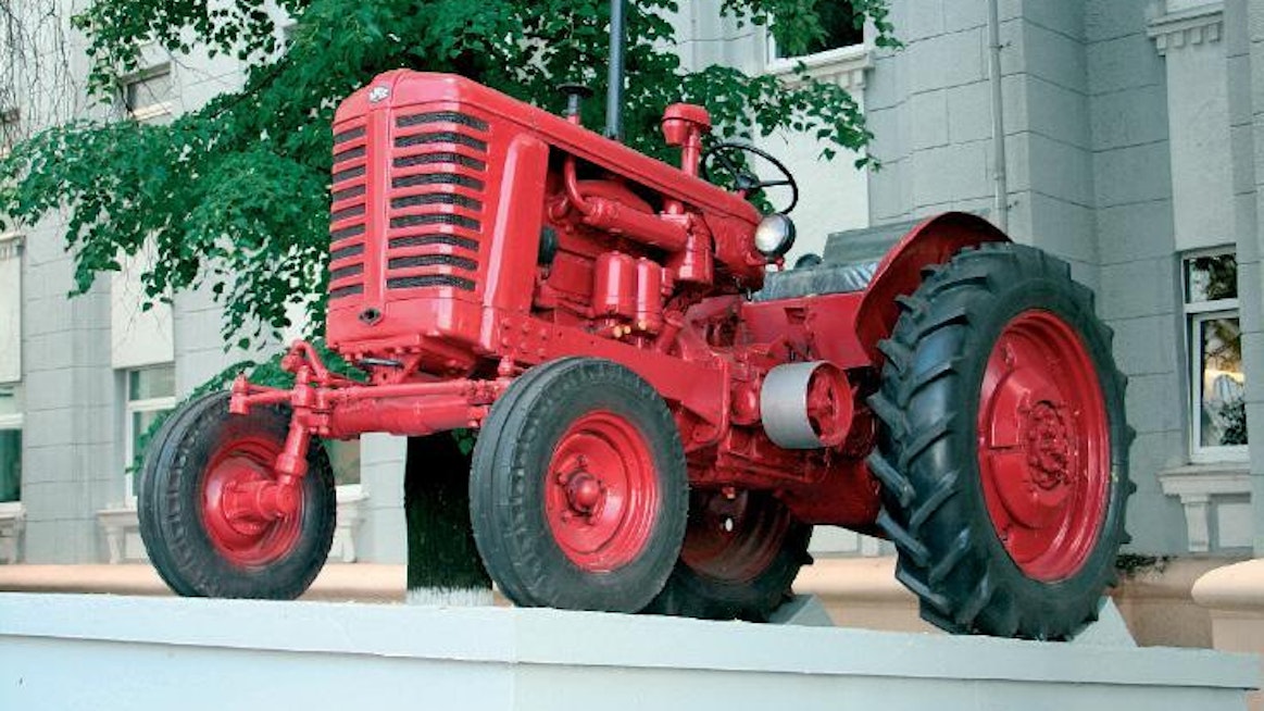 Belarus MTZ-2 oli tehtaan ensimmäinen malli ja samalla myös ensimmäinen tällä merkillä tehty traktori. Numero ykkönen onnistuttiin löytämään toimintakuntoisena valkovenäläiseltä kolhoosilta ja se istutettiin jalustalle tehtaan 25-vuotisjuhlallisuuksien yhteydessä vuonna 1971.