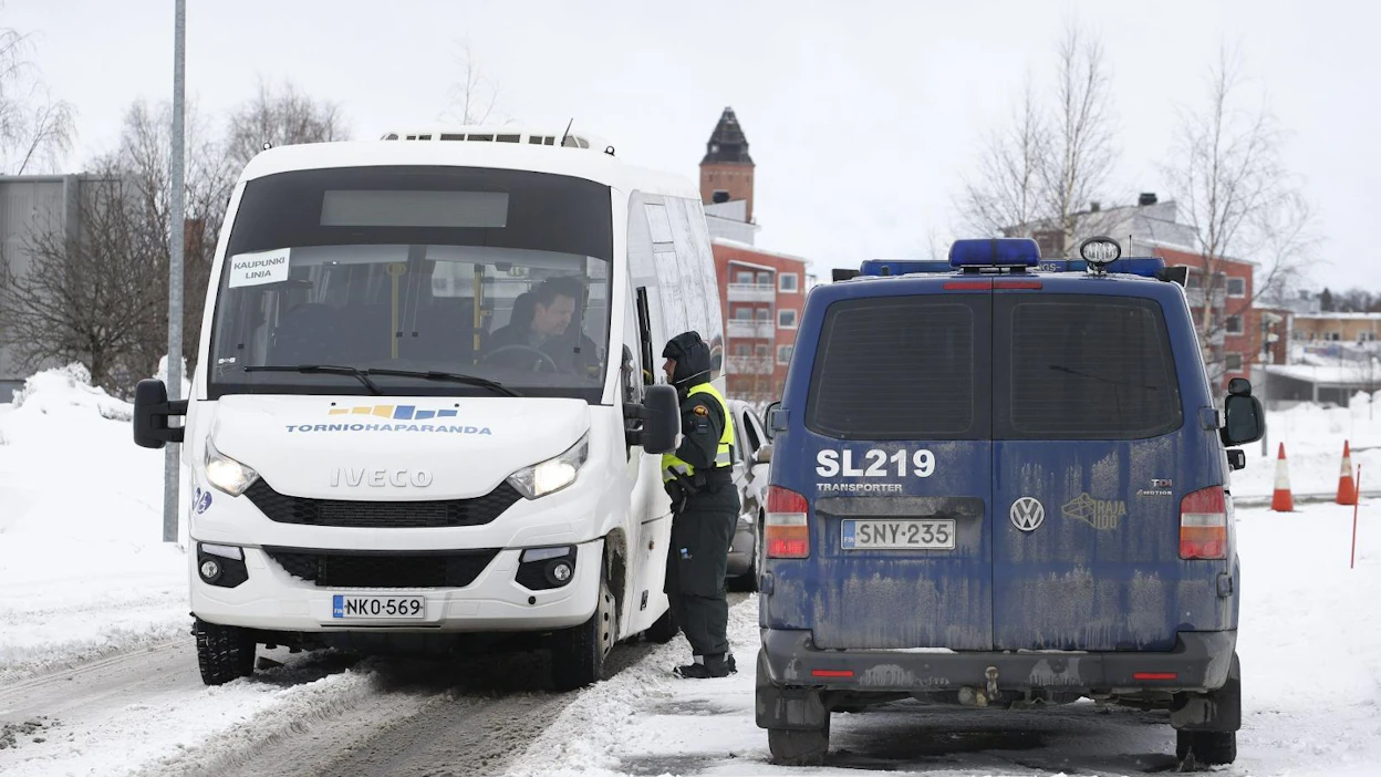 Tiedotteen mukaan länsirajalla Ylitornion, Pellon, Kolarin, Muonion ja Karesuvannon rajanylityspaikoilla oli viime viikolla ylittäjiä lähes 18 000. Kuva maaliskuulta Tornion ja Haaparannan väliseltä rajanylityspaikalta.