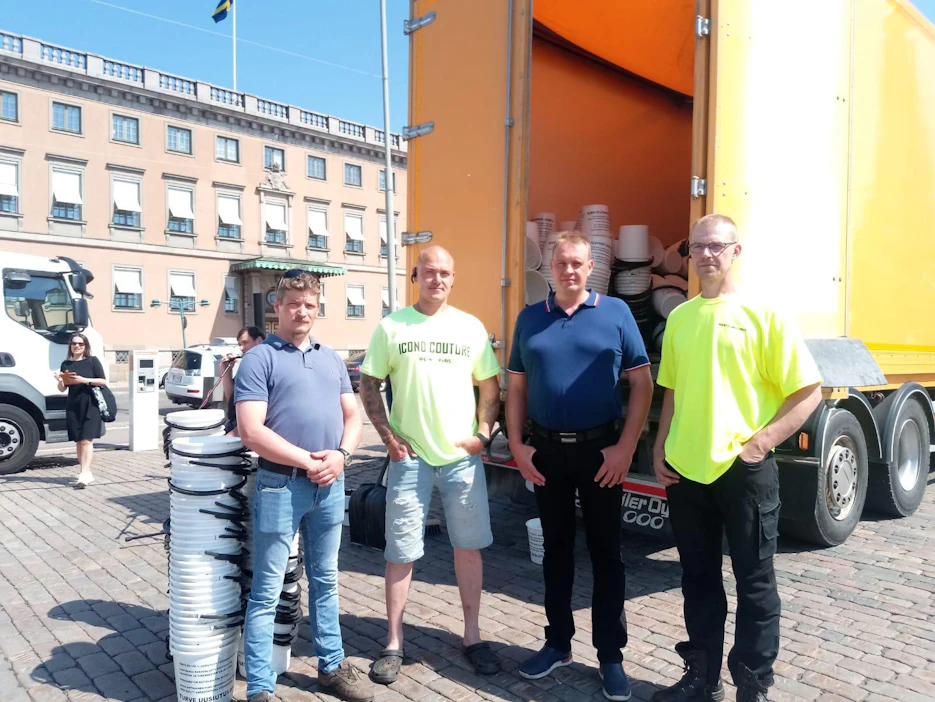 Turveyrittäjät Antti Alakotila, Miika Mantela, Jouko Pahkakangas ja Markus Mantela jakavat tänään lauantaina helsinkiläisille kasvuturvetta sisältäviä ämpäreitä ja kertovat samalla turpeen synnystä.
