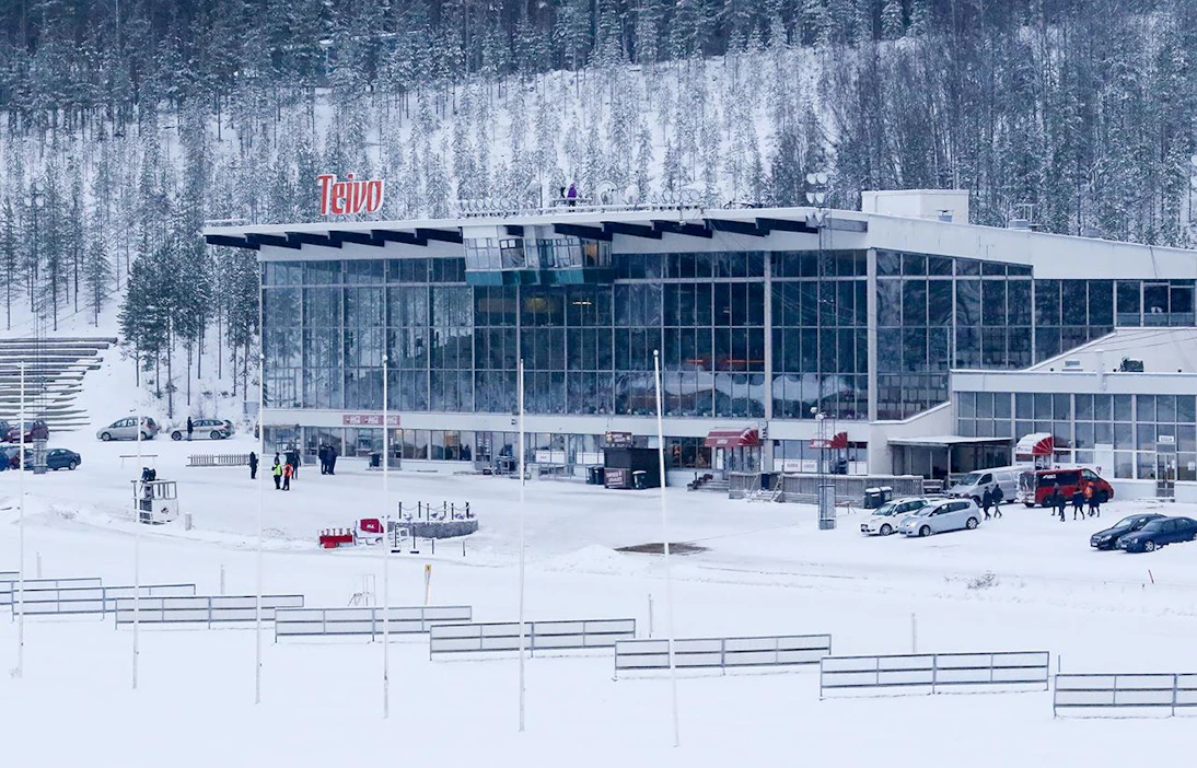 Teivossa oli varikkoalueen rauha järkkynyt pahoin perjantain ja lauantain välisenä yönä, kun kaahailijat kiihdyttelivät menopeliensä koneita tallien ja tarhojen liepeillä.