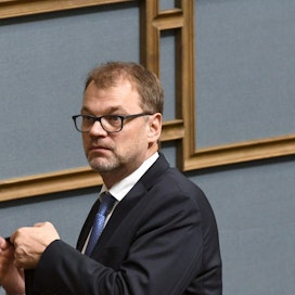 Pääministeri Juha Sipilä keskusteli irtisanomislakikiistasta palkansaajakeskusjärjestöjen edustajien kanssa. LEHTIKUVA / HEIKKI SAUKKOMAA