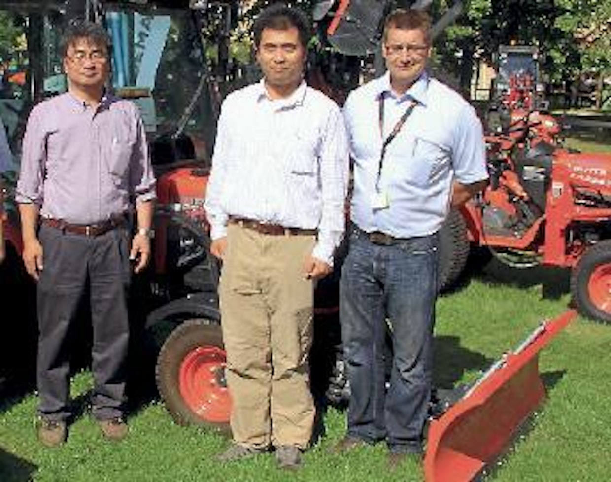 Lepaalla viihtyneet Kubota UK:n edustajat Suzuki (vas.) ja Tanaka poseerasivat yhdessä Konekeskon myyntipäällikön Tuomas Järvisen kanssa.