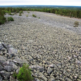 Eräs Suomen suurimmista pirunpelloista sijaitsee Tervolan Törmävaaralla.