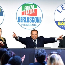 Italian parlamenttiin eniten paikkoja on Italian yleisradioyhtiö Rain ensimmäisen ennusteen mukaan saamassa keskustaoikeistolainen koalitio, johon kuuluu ex-pääministeri Silvio Berlusconin Forza Italia -puolue ja sen oikeistolaisia liittolaisia.