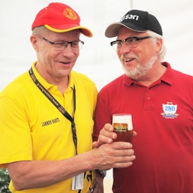 Lammin Sahdin perustaja Pekka Kääriäinen ja Suomalainen Olut ry:n puheenjohtaja Matti Heikkilä maistelivat oluita Suuret oluet pienet panimot -tapahtumassa Helsingissä heinäkuussa.