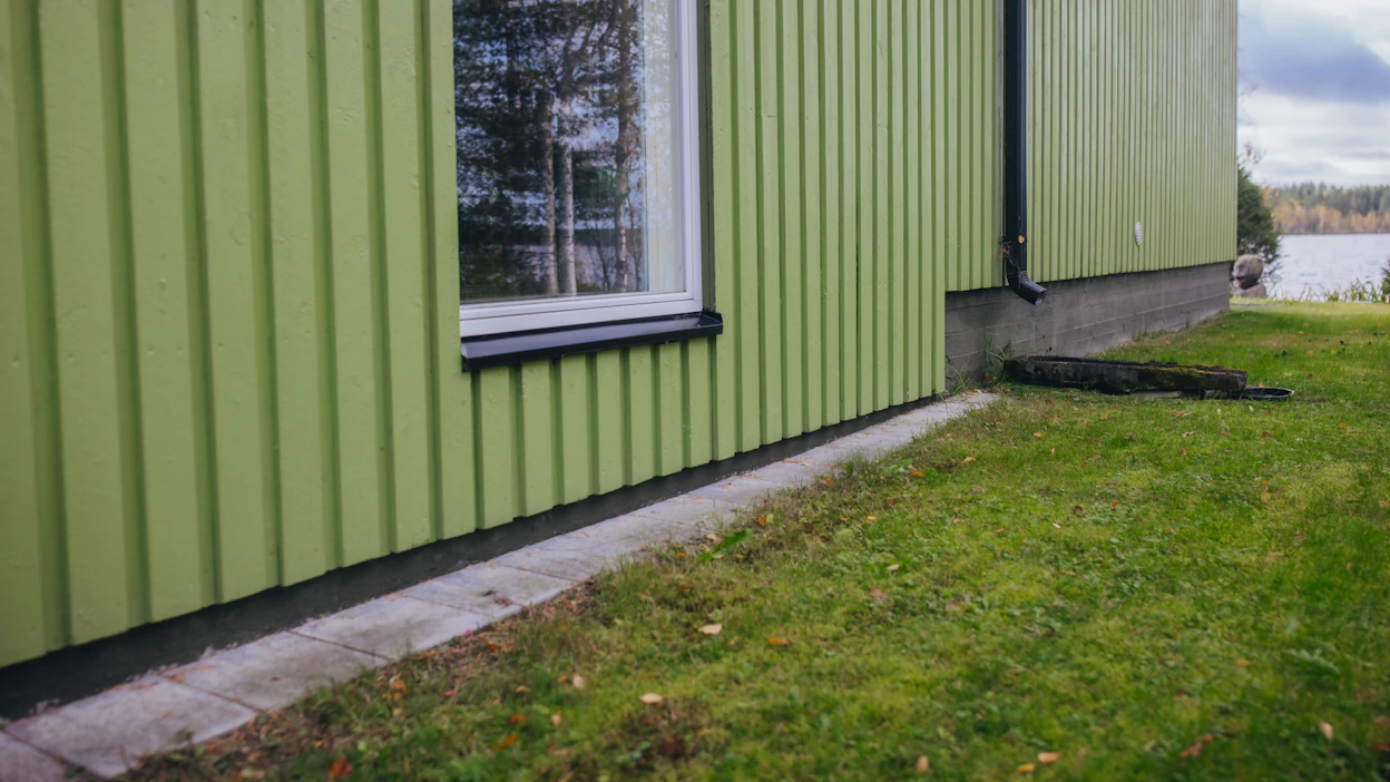 Vuonna 1974 rakennetun talon matala sokkeli on aikakaudelle tyypillinen riskirakenne.