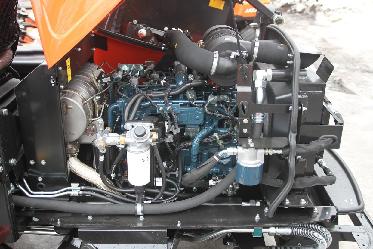 MP653:n voimanlähteenä toimii Kubotan 48,6 kW:n tehoinen turbodiesel. Huolto- ja tarkastuskohteet ovat hyvin käsillä selkeän sijoittelun ja riittävästi aukeavan kuomun ansiosta.