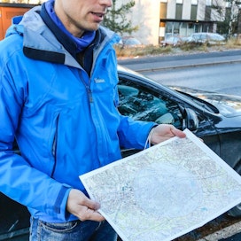 Eviran ylitarkastaja Jari Poutanen esittelee karttaa alueesta, joka tarkastetaan aasianrunkojäärän esiintymän varalta.