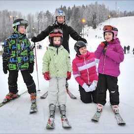 Laskettelu on koko Osalan perheen yhteinen harrastus. Kuvassa Eemeli, Elsa, Kari, Johanna ja Elviira. Juha Sinisalo