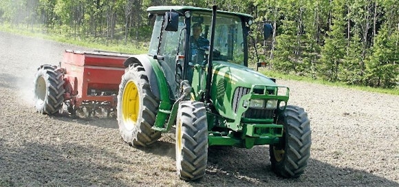 John Deere 5090M:n vanha, kunnon perustekniikka puree. Työtehoa on mukavasti tarjolla.