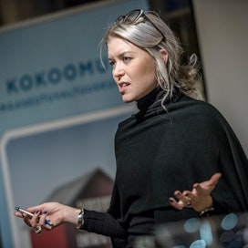 Susanna Koski puhumassa Kokoomuksen maaseutupoliittisessa tupaillassa viime syksynä.