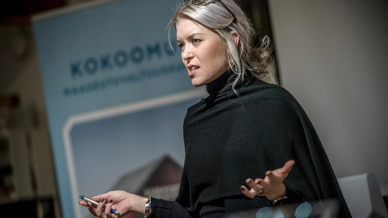 Susanna Koski puhumassa Kokoomuksen maaseutupoliittisessa tupaillassa viime syksynä.