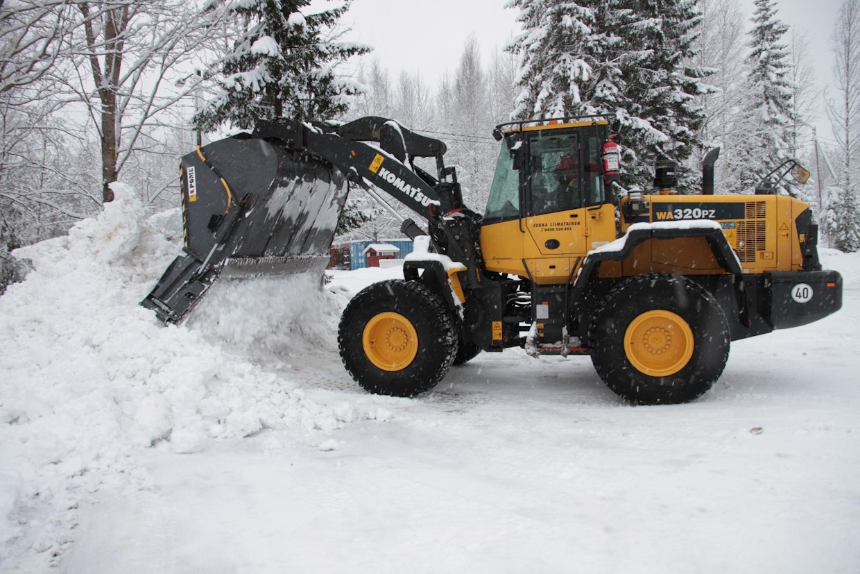 Siipilumikauhalla voidaan myös kasata ja kantaa lunta.
