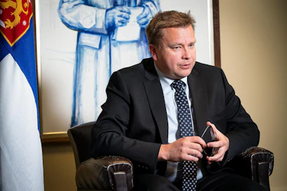 Puolustusministeri Antti Kaikkonen (kesk.) kertoo, että vientilupapäätöksessä oli kyse ajoneuvojen akselistoista ja vaihteistoista.
