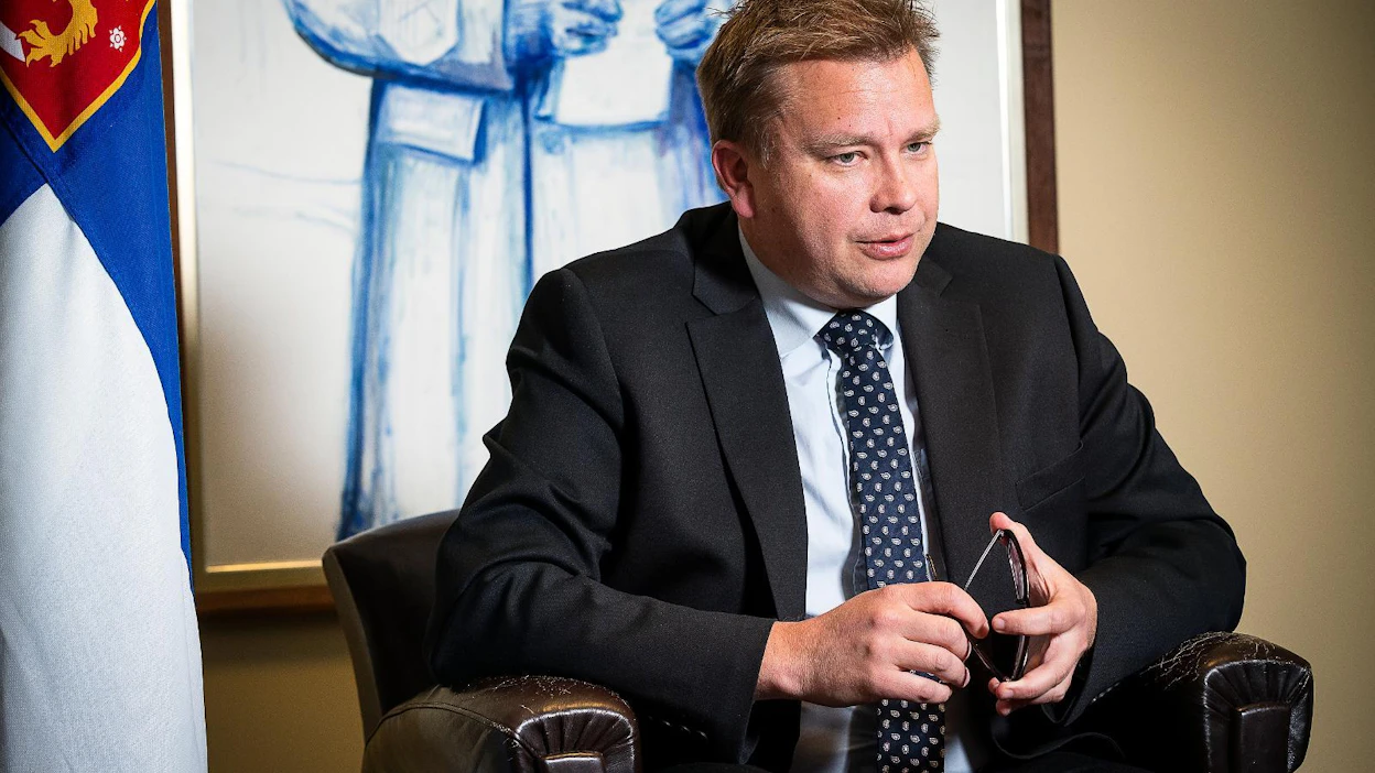 Puolustusministeri Antti Kaikkonen (kesk.) kertoo, että vientilupapäätöksessä oli kyse ajoneuvojen akselistoista ja vaihteistoista.