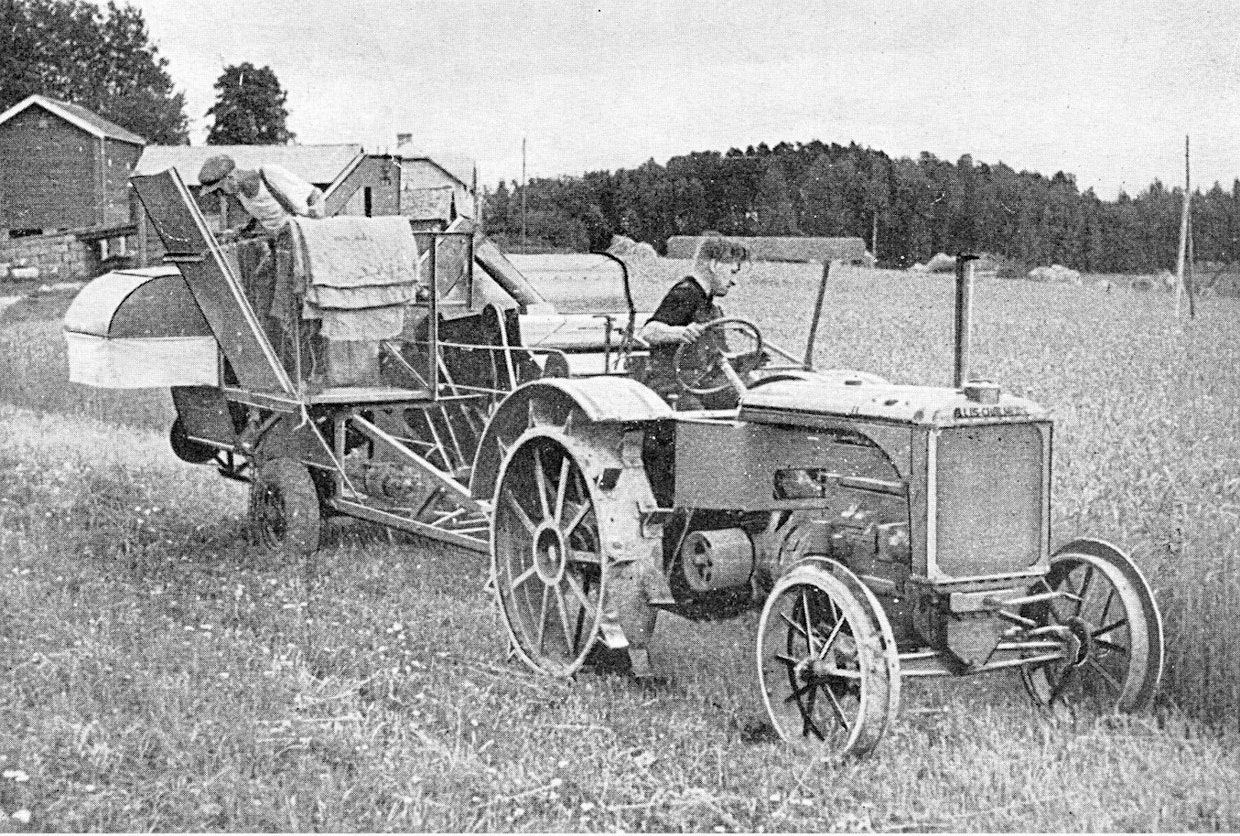 Suomen ensimmäinen leikkuupuimuri oli tämä Allis-Chalmers All-Crop 60, jonka Helsingin pitäjän Riipilässä Tapolan tilaa viljellyt Johannes Söderberg osti Ruotsista vuonna 1937. Puimurin mukana tuli 35-hevosvoimainen Allis-Chalmers U-traktori. Puolitoistametrisellä terällä ja yhtä leveällä kelalla varustetulla puimurilla saatiin puitua päivässä 2–4 hehtaaria. Seuraavana vuotena Suomeen ostettiin ainakin 7 Allista, Mommilaan peräti 3 kappaletta kerralla.