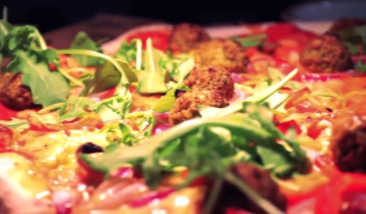 Tältä näyttää Kotipizzan vegaanipizza yrityksen videolla.