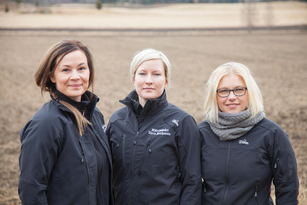 Heidi Hiitiö (vas.), Virve Korhonen ja Sanni Kallio ovat tyytyväisiä valintaan ryhtyä yrittäjiksi. Lehmälääkärit.comin asiakaskunta on ympäri Suomea.