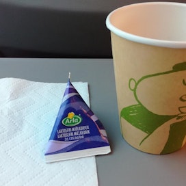 VR:n Ekstra-luokassa matkustajille tarjotaan kahvia, johon saa kylkiäiseksi myös kahvimaitoa.