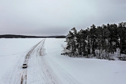 Vaajasalon jäätie lyhentää Kuopion itäpuolelta matkaa kaupunkiin reilusti, ja tiellä onkin paljon käyttäjiä.