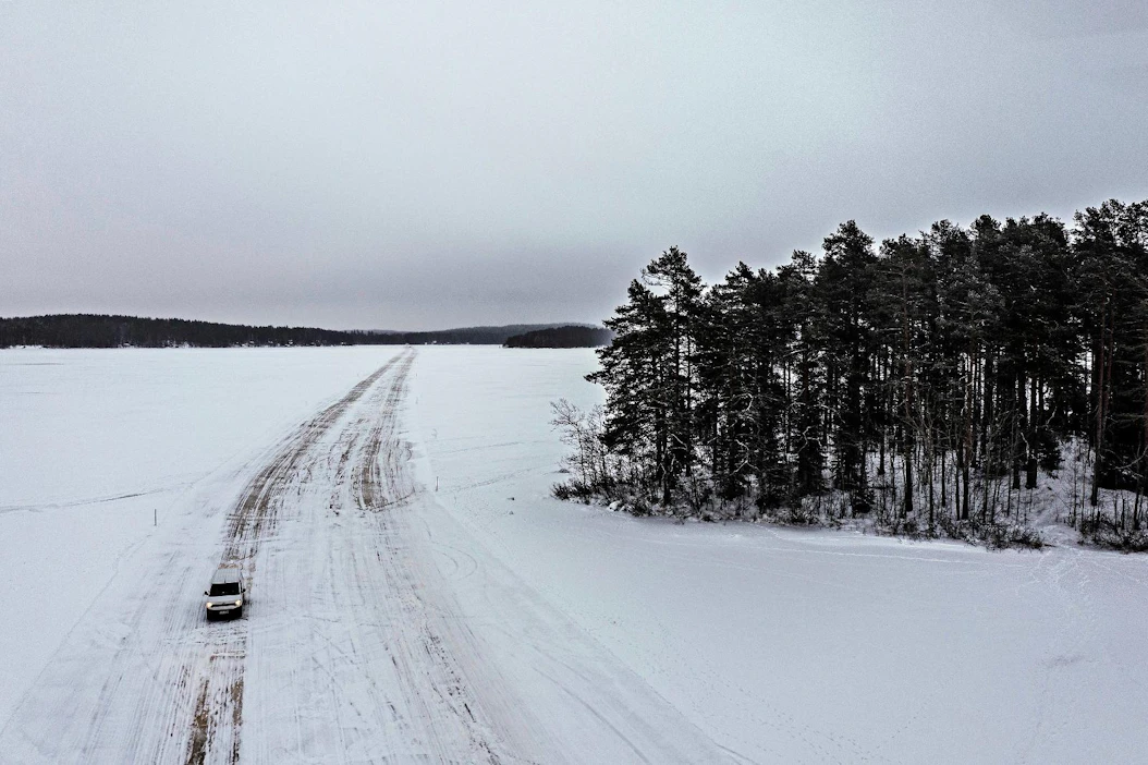 Vaajasalon jäätie lyhentää Kuopion itäpuolelta matkaa kaupunkiin reilusti, ja tiellä onkin paljon käyttäjiä.
