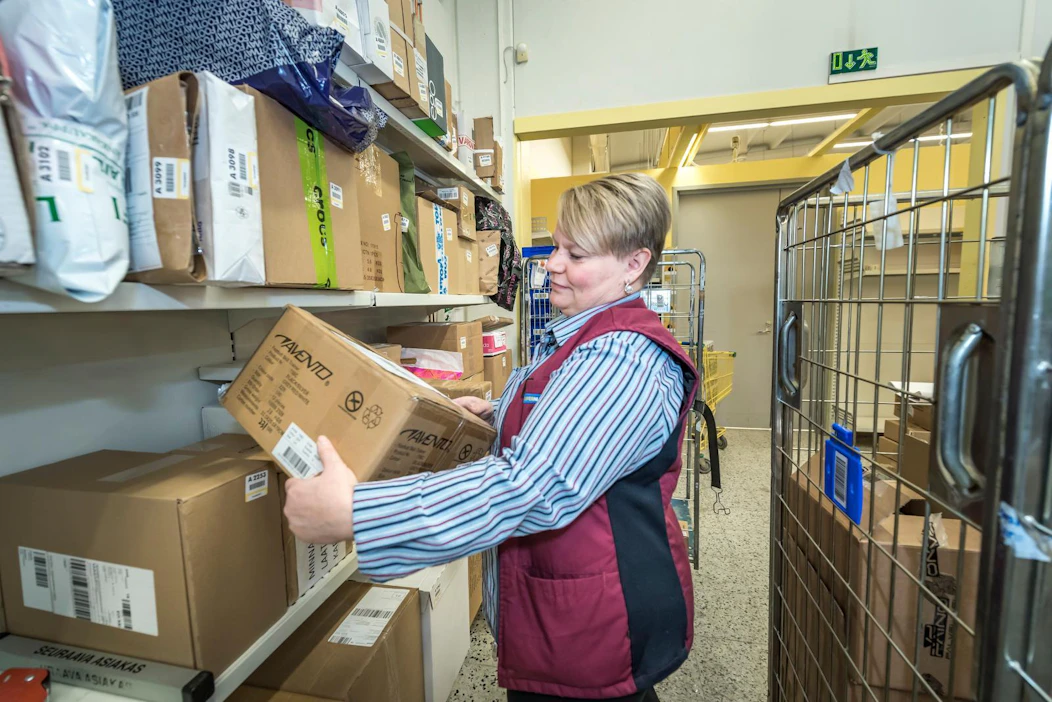 Verkkokauppojen joulusesonki näkyy myös Karkkilassa. Postipaketteja kulkee nyt tuplamäärä tavalliseen verrattuna, kertoo K-Supermarket Karkkilan myyjä Sari Virmelä.