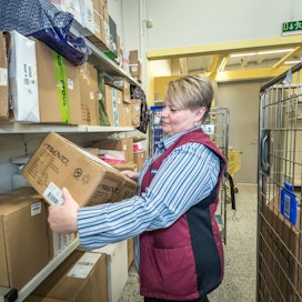 Verkkokauppojen joulusesonki näkyy myös Karkkilassa. Postipaketteja kulkee nyt tuplamäärä tavalliseen verrattuna, kertoo K-Supermarket Karkkilan myyjä Sari Virmelä.