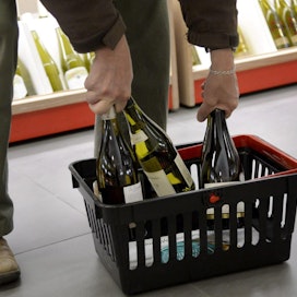 Ruokakaupoissa myytävien juomien sallituksi alkoholin enimmäispitoisuudeksi esitetään 5,5:tä prosenttia.