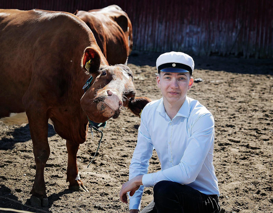 Hankasalmen lukion tuoreet ylioppilaat muodostivat hyvän porukan, maatilalla kasvanut Lassi Nieminen kiittelee. Tapahtumantäyteisistä lukiovuosista erityisen hyvin mieleen jäivät viikon vaihto Saksaan sekä matka Strasbourgiin.