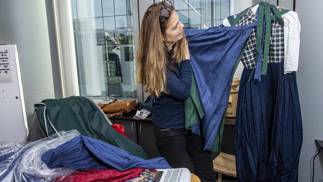 Vihreiden EU-parlamentaarikko Sarah Wiener tunnetaan siitä, että parlamentin täysistuntoviikoilla Strasbourgissa hän käyttää aina perinteistä itävaltalaista Dirndl-mekkoa.
