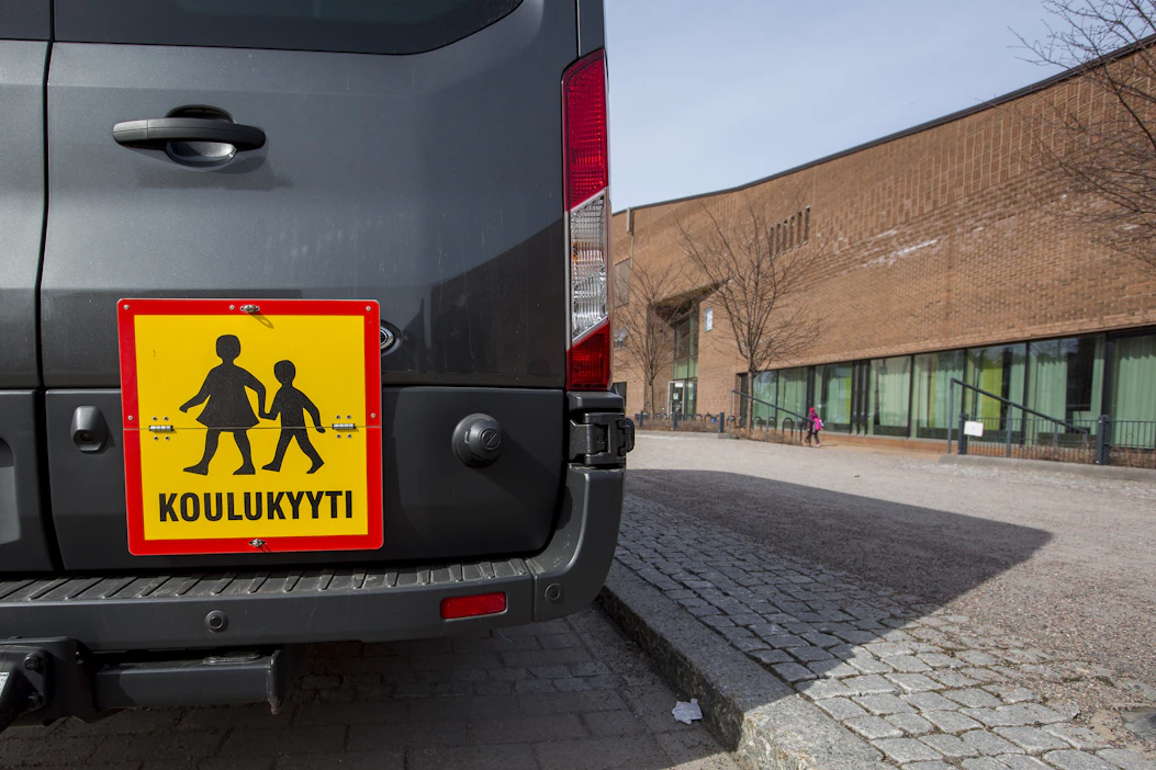 Koulujen läheisyydessä ajoneuvon nopeutta on syytä pudottaa reippaasti, sanoo Autoliiton koulutuspäällikkö Teppo Vesalainen.