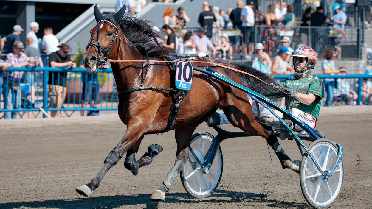 Hannu Torvinen ohjasti Timo Nurmoksen valmentamaa Seismic Wavea Kymi GP:ssä. Solängetissä rattaille hyppää Örjan Kihlström.