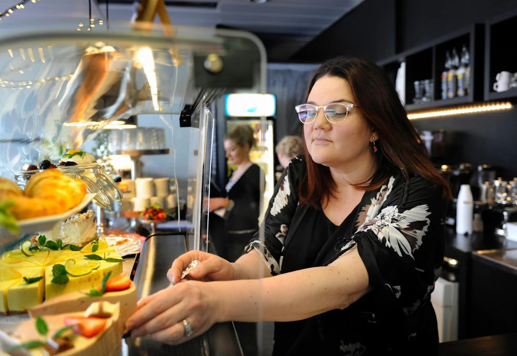 Kahvila Bon Bon on erikoistunut makeaan kahvileipään. Satu Polat leipoo tarjottavat aikaisin aamulla seinän takana miehensä pitseriassa.