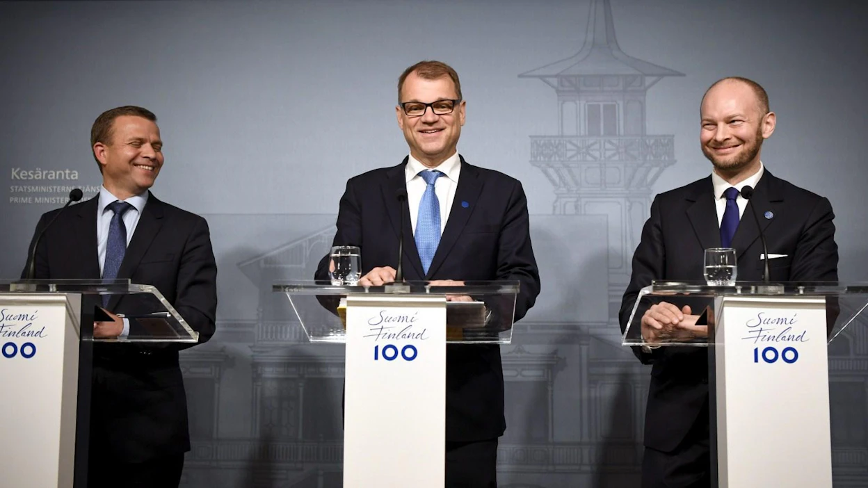 Orpo, Sipilä ja trion uutena jäsenenä Sampo Terho puhuivat Kesärannassa medialle illalla. LEHTIKUVA / Jussi Nukari