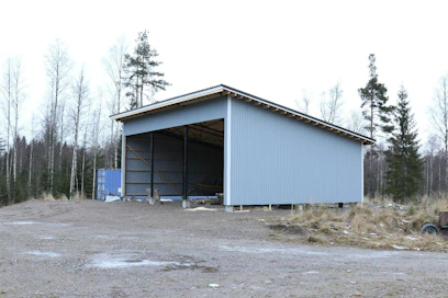 Konekatoksen ulkoväri määräytyi vaaleanharmaaksi viereisellä  tontilla olevan asuinrakennuksen mukaan. Katoksen pystyttäminen vei yhdeltä kirvesmieheltä apumiehineen kuukauden työpäivät.