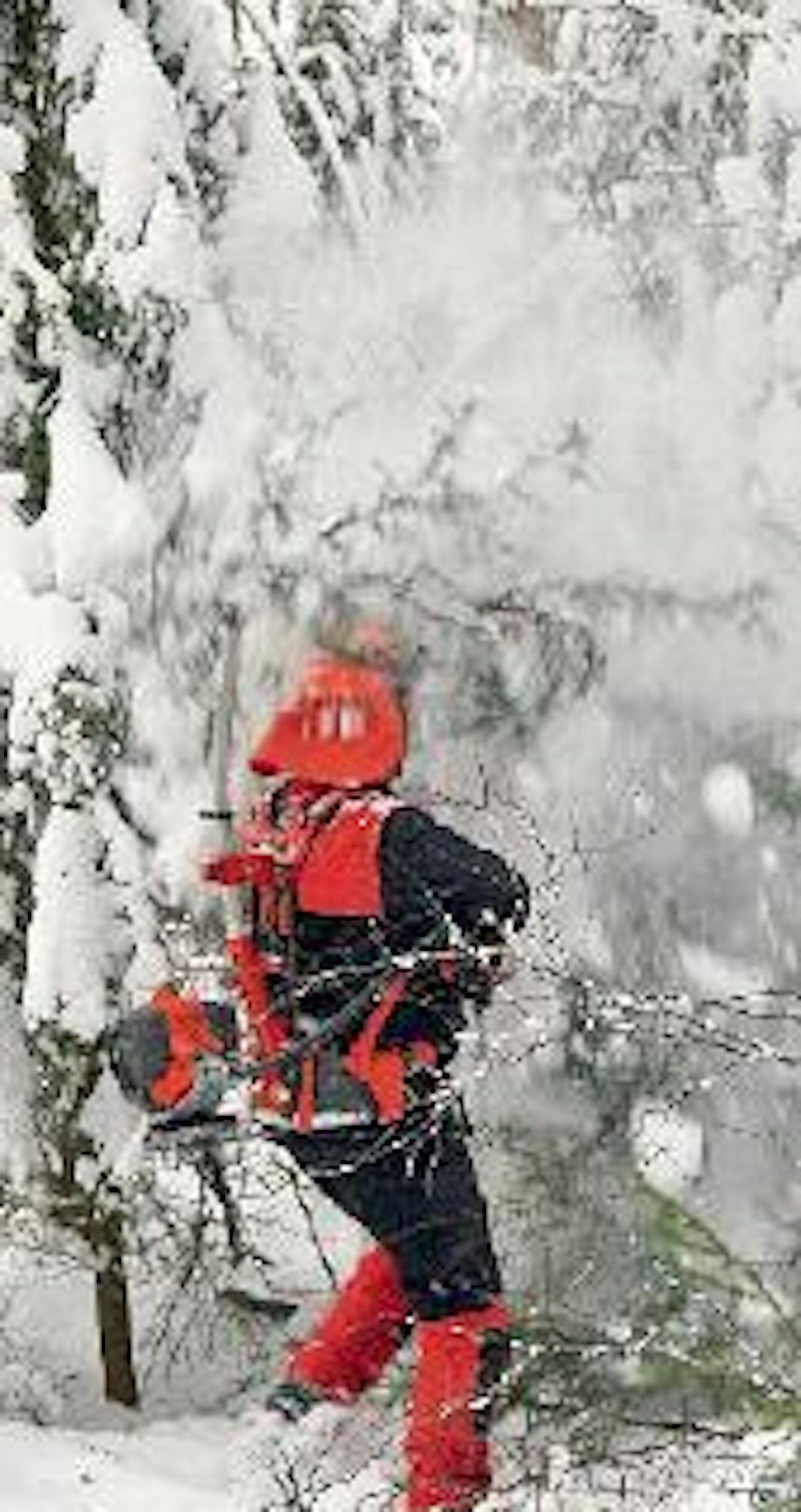 Lumisissa olosuhteissa sahaaja pysyy kuivana, jos vain kaadon suuntaus onnistuu. Kaadon suuntaaminen on vähintään yhtä vaikeaa kuin normaalilla raivaussahalla. Epävarmassa tilanteessa kannattaa katkaista ensin latva ja sen jälkeen kaataa tyviosa.