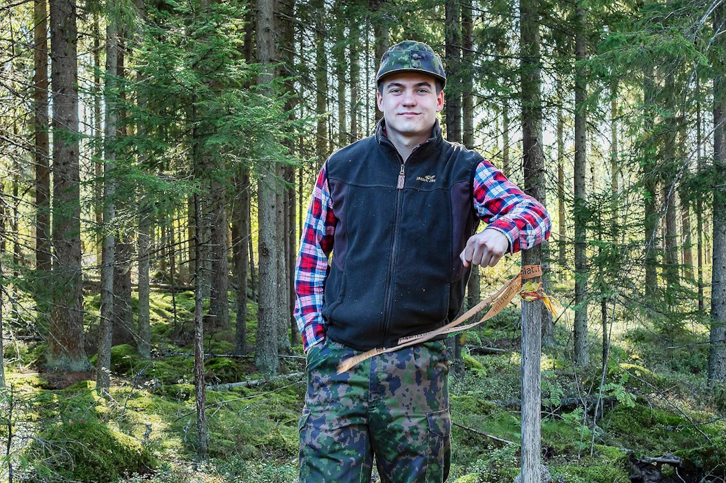 Nuorella metsänomistajalla on iso etu puolellaan, Mikko Tukeva sanoo. ”Pystyn nauttimaan metsän tuotoista pitkällä ajalla, kun näin aikaisin palstan hankin."