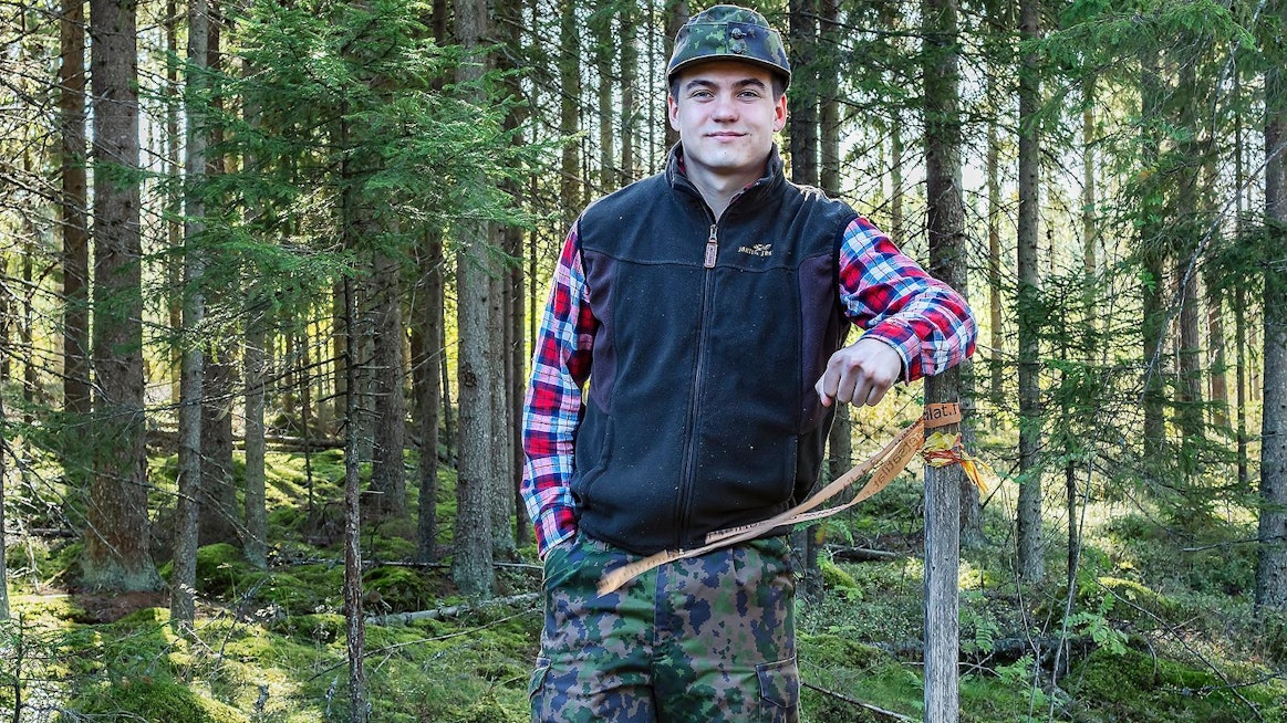 Nuorella metsänomistajalla on iso etu puolellaan, Mikko Tukeva sanoo. ”Pystyn nauttimaan metsän tuotoista pitkällä ajalla, kun näin aikaisin palstan hankin."