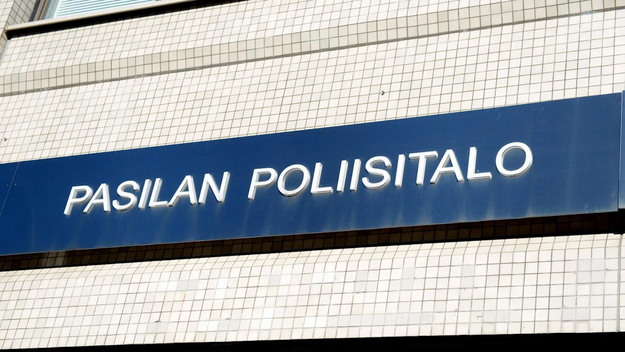 Helsingin poliisi on käynnistänyt selvityksen tutkinnanjohtajasta, jonka on poliittinen tausta on vihreissä. Tutkinnanjohtaja on tutkinut toisten puolueiden edustajia koskevia tapauksia.