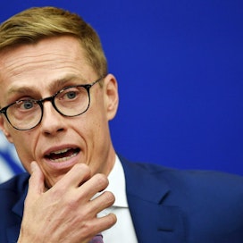 Alexander Stubb kisaa saksalaisen kilpakumppanin kanssa EPP:n kärkiehdokkuudesta. Lehtikuva/AFP