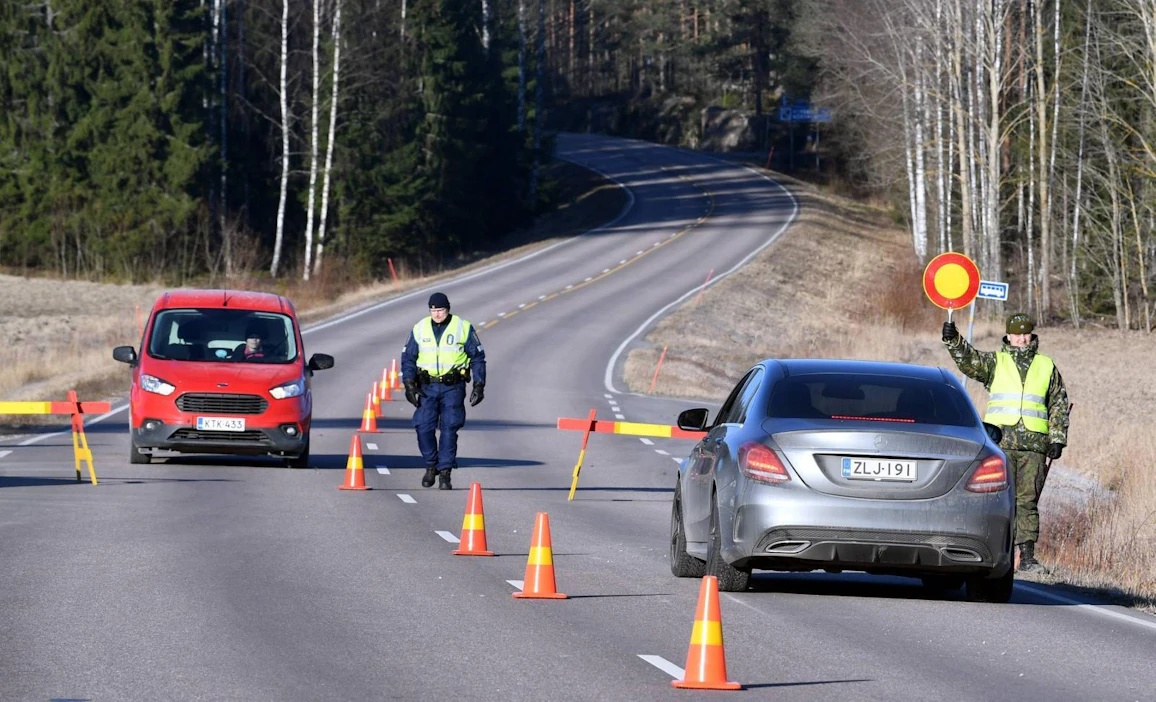 Eilen tiistaina Uudenmaan tarkastuspisteille saapui yhteensä 39 398 ajoneuvoa, joista 145 käännytettiin. LEHTIKUVA / JUSSI NUKARI