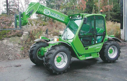 Merlo on valmistajana keskittynyt pääasiassa kurottajiin ja noin 85 prosenttia on oman suunnittelun ja valmistuksen tulosta. Ohjaamo on markkinoiden levein, sisämitan ollessa 995 mm. Hyttiin mahtuu mainiosti myös suuremman kokoinen konemies. Myös ikkunapinta-alaa on reilusti, joten näkyvyys ulospäin on hyvä.