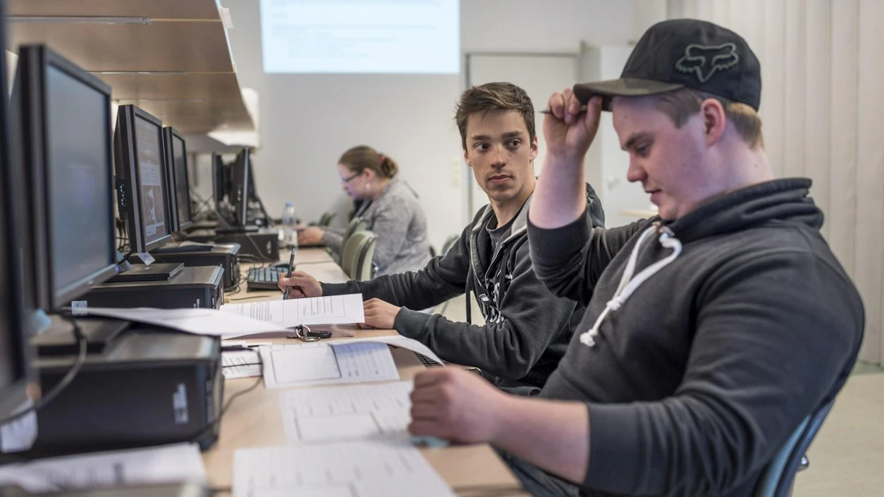 Toisen polven poromies, kemijärveläinen Aleksi Ulkuniemi (oik.) viimeistelee ammattitutkintoaan Saamelaisalueen koulututuskeskuksessa.