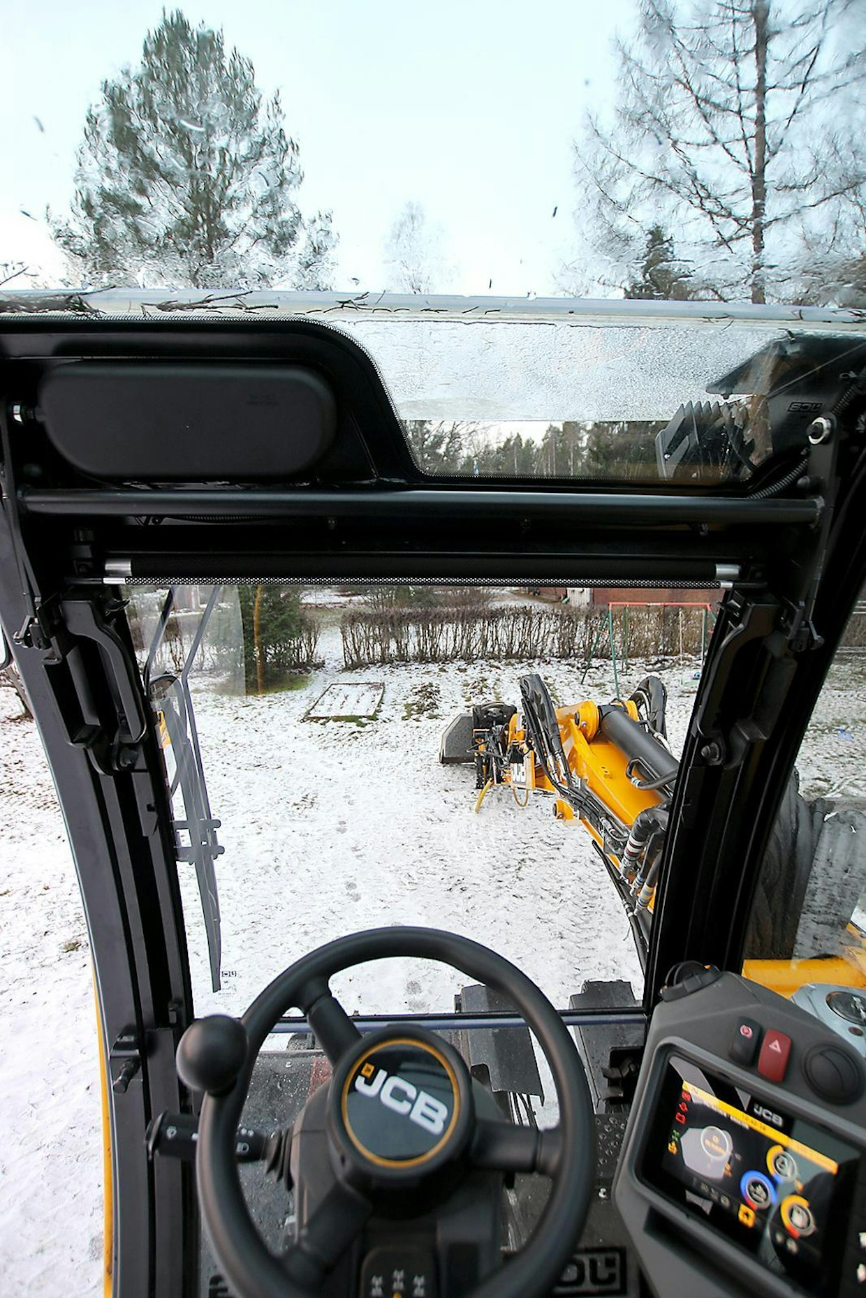Muutoin hyvää näkyvyyttä haittaa paksu, ja varsin alhaalla sijaitseva ohjaamon yläpalkki. Myös tuulilasinpyyhin on turhan lyhyt. Tämä häiritsee etenkin sateisen kelin siirtoajossa. Suoraan ylös näkyvyys on hyvä.