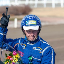 Käsi pystyyn! Juha Länsimäki osti itselleen mieleniintoisen nelivuotiaan starttihevosen Ruotsin huutokaupasta.